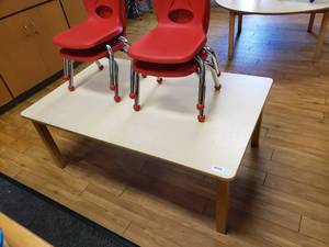 lot 68 image: Wood w Laminate Top Rectangle Classroom Table w 4 Chairs