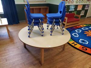 lot 70 image: Wood w Laminate Top Round Classroom Table w 6 Chairs