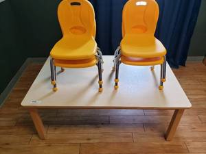 lot 71 image: Wood w Laminate Top Rectangle Classroom Table w 4 Chairs