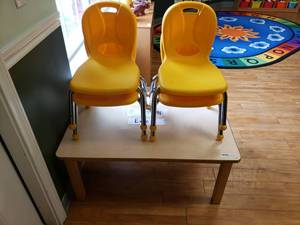 lot 84 image: Small Rectangle Classroom Table w 4 Chairs