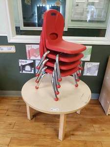 lot 90 image: Small Round Classroom Table w 4 Chairs