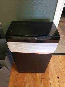 lot 96 image: Black Battery Operated Automatic OpenClose Waste Basket