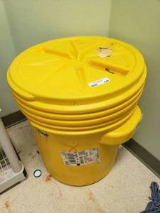 lot 125 image: Eagle 20 Gallon Lab Pack Poly Drum w Screw On Lid w Sidewalk Ice Melting Contents