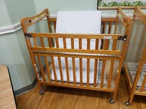lot 132 image: Kaplan Safe & Sound Easy Reach Crib w Mattress