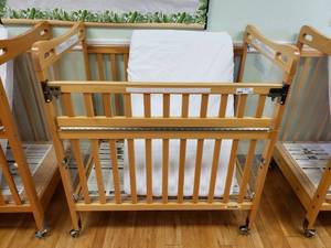 lot 133 image: Kaplan Secure Hold Easy Reach Crib w Mattress