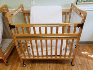 lot 134 image: Kaplan Secure Hold Easy Reach Crib w Mattress