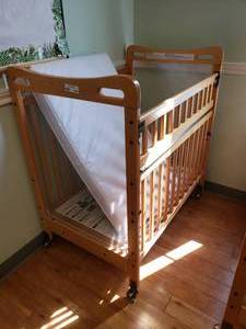 lot 135 image: Kaplan Secure Hold Easy Reach Crib w Mattress