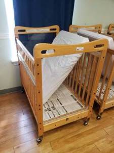 lot 136 image: Kaplan Secure Hold Easy Reach Crib w Mattress