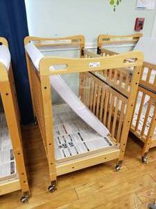 lot 137 image: Kaplan Secure Hold Easy Reach Crib w Mattress