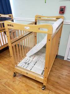 lot 138 image: Kaplan Secure Hold Easy Reach Crib w Mattress