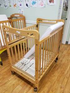 lot 139 image: Kaplan Secure Hold Easy Reach Crib w Mattress