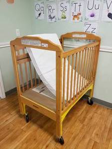 lot 140 image: Angeles Compact Safe-T-Side Evacuation Crib w Mattress