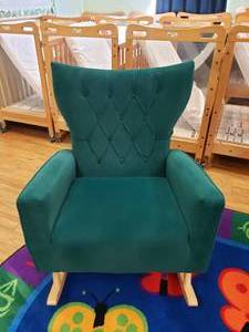 lot 141 image: Beautiful Plush Arm Chair Rocker