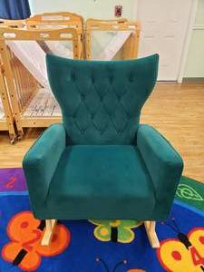 lot 142 image: Beautiful Plush Arm Chair Rocker