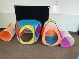 lot 105 image: Lot of 4 Collapsible Play Huts & Tunnels