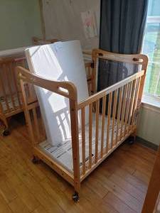 lot 173 image: Kaplan Secure Hold Easy Reach Crib w Mattress