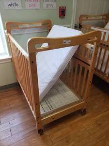 lot 174 image: Kaplan Secure Hold Easy Reach Crib w Mattress