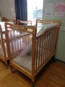lot 175 image: Kaplan Secure Hold Easy Reach Evacuation Crib w Mattress