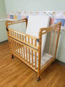 lot 177 image: Kaplan Secure Hold Easy Reach Crib w Mattress