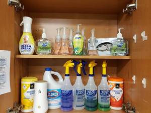 lot 186 image: Contents of Shelf.  Misc Cleaning Supplies.