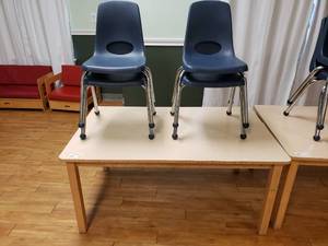 lot 203 image: Wood w Laminate Top Rectangle Classroom Table w 4 Chairs