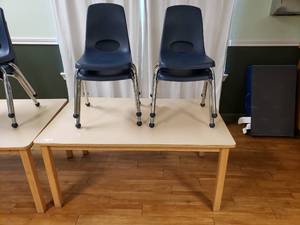 lot 204 image: Wood w Laminate Top Rectangle Classroom Table w 4 Chairs