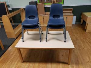 lot 205 image: Wood w Laminate Top Rectangle Classroom Table w 4 Chairs