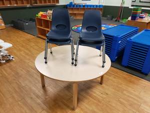 lot 206 image: Wood w Laminate Top Round Classroom Table w 4 Chairs