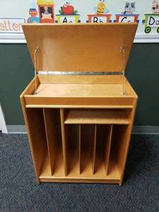 lot 226 image: Wooden Big Book Easel w Top Compartment