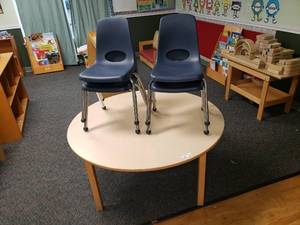 lot 241 image: Wood w Laminate Top Round Classroom Table w 4 Chairs