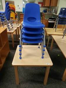 lot 257 image: Small Rectangle Classroom Table w 4 Chairs