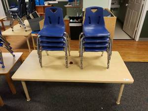 lot 256 image: Rectangle Adjustable Height Classroom Table w 6 Chairs
