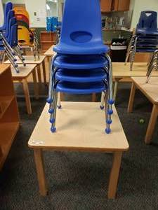 lot 258 image: Small Rectangle Classroom Table w 4 Chairs