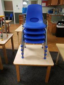 lot 259 image: Small Rectangle Classroom Table w 4 Chairs