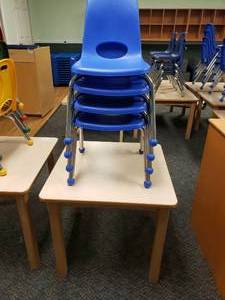 lot 261 image: Small Rectangle Classroom Table w 4 Chairs
