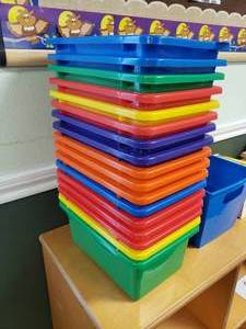 lot 264 image: Lot of 17 Plastic Classroom Storage Bins