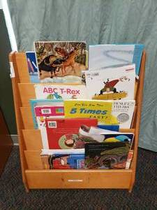 lot 267 image: Wooden 5-Shelf Upright Classroom Library Book Shelf