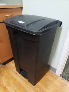 lot 284 image: Black Plastic Step Lid Trash Can