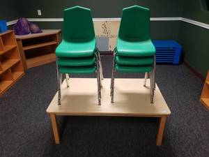 lot 291 image: Wood w Laminate Top Rectangle Classroom Table w 6 Chairs