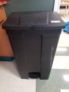 lot 297 image: Black Plastic Step Lid Trash Can