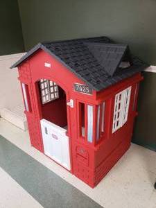 lot 299 image: Little Tikes Red Cape Cottage