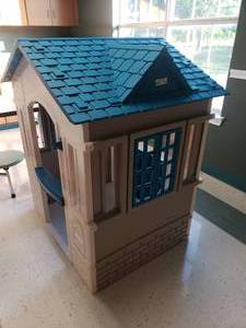 lot 300 image: Little Tikes Tan Cape Cottage