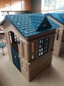 lot 301 image: Little Tikes Tan Cape Cottage