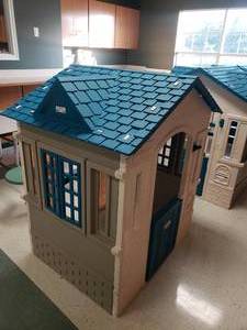lot 302 image: Little Tikes Tan Cape Cottage