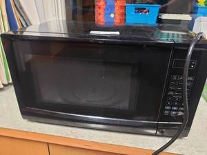 lot 318 image: Insignia 0.7 Cu Ft Compact Microwave, Model NS-MW07BK0