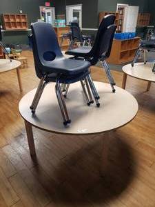 lot 328 image: Wood w Laminate Top Round Classroom Table w 4 Chairs