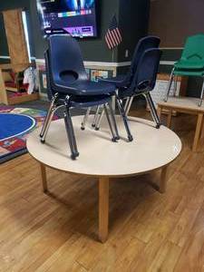 lot 329 image: Wood w Laminate Top Round Classroom Table w 4 Chairs
