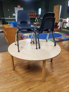 lot 330 image: Wood w Laminate Top Round Classroom Table w 4 Chairs
