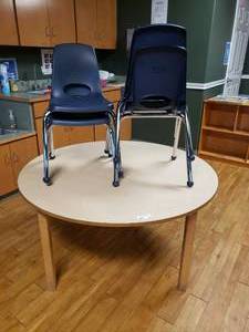 lot 331 image: Wood w Laminate Top Round Classroom Table w 4 Chairs