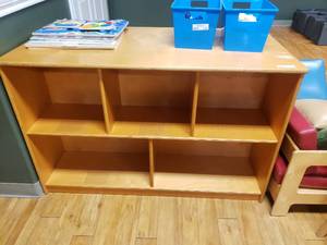 lot 334 image: Wooden Double-Sided 10 Compartment Classroom Storage Cabinet